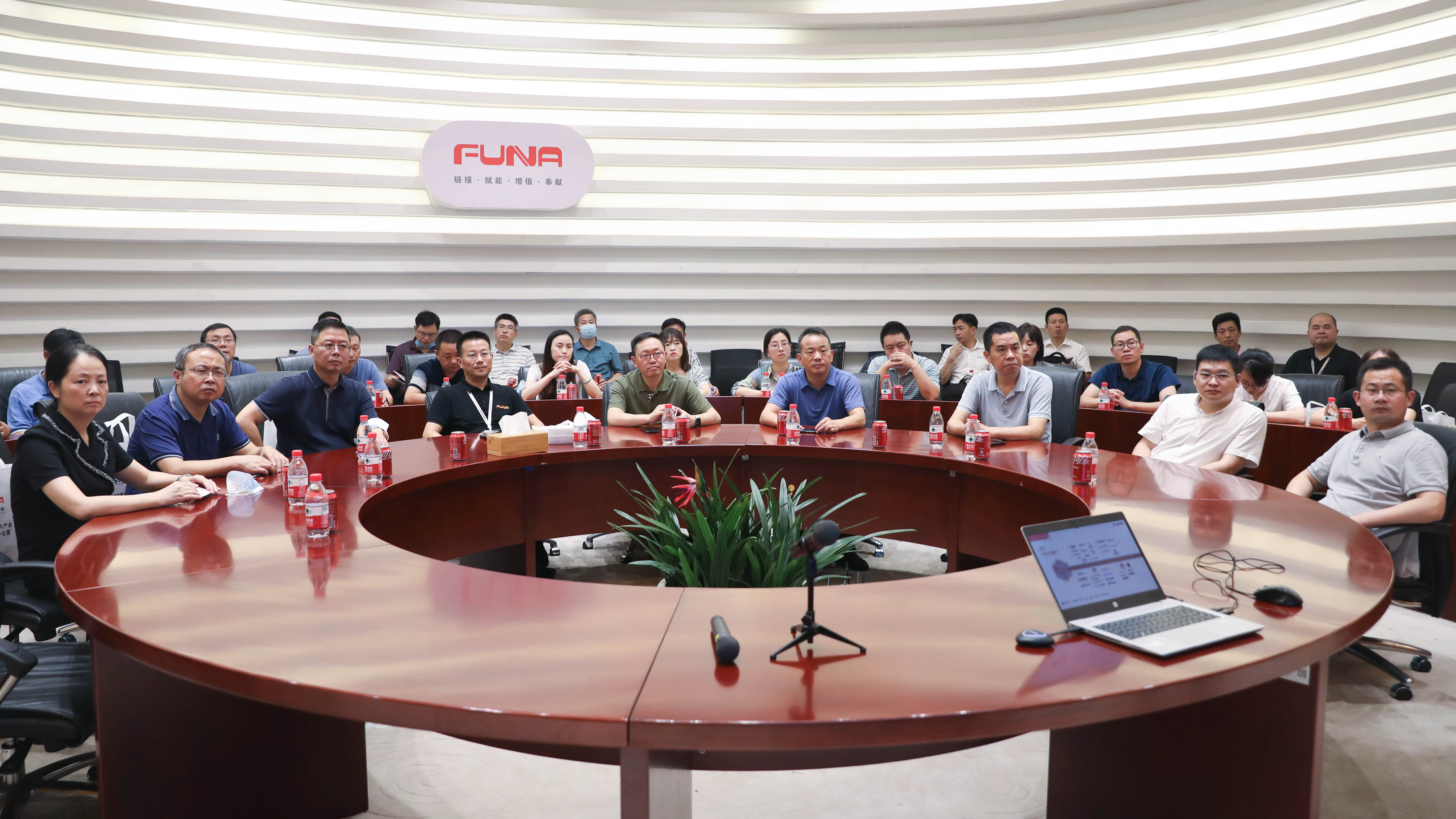 江蘇省無錫技師學(xué)院院長李振云一行蒞臨富納科技調(diào)研